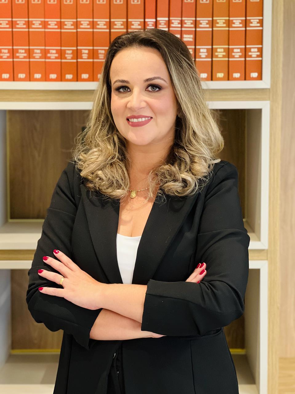 Dra. Lucelaine Maria Sulmane, advogada cível, trabalhista e previdenciária em Urupês-SP